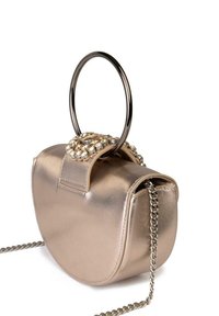 Borsa a mano metallica rotonda in oro chiaro, con una finitura testurizzata, dettagli in cristallo sulla chiusura e una tracolla per maggiore versatilità.