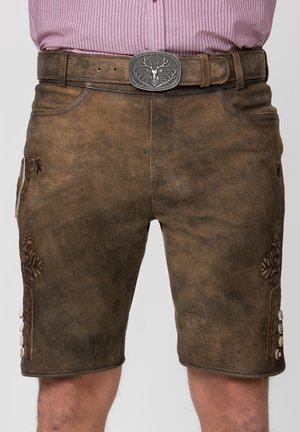 Traditionelle braune Lederhose mit seitlicher Stickerei und Knöpfen, getragen mit passendem Gürtel mit silberner Schnalle mit Hirschmotiv.