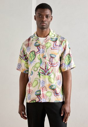 Chemise à manches courtes avec des boutons, fabriquée en tissu léger, présentant un motif floral coloré en vert, bleu, rose et jaune sur un fond crème.