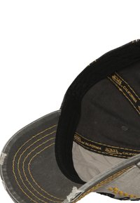 Casquette grise et noire avec des coutures jaunes, visière arrondie et doublure en tissu. Elle comporte une étiquette de logo à l'intérieur, montrant des signes d'usure sur le bord de la visière.