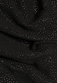 Sort stof med en glat tekstur, pyntet med spredte sølvprikker, der skaber en subtil glimtende effekt i hele materialet.