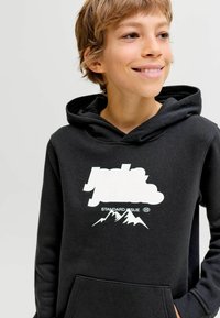 Sudadera negra de tela suave con un logotipo gráfico blanco y un diseño de montaña en el frente, con un bolsillo tipo canguro y capucha con cordón.