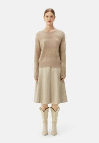 GOBI Cashmere MIT R-AUSSCHNITT UND GEMISCHTEM MUSTER - Pullover - beige