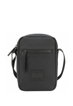 Borsa a tracolla nera realizzata in ecopelle testurizzata, con chiusura a zip, tracolla regolabile e una patch logo anteriore. Forma rettangolare compatta.