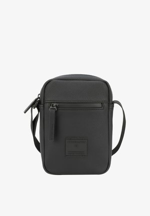 Czarna torba na ramię wykonana z teksturowanej ekologicznej skóry, z zamkiem błyskawicznym, regulowanym paskiem i przednią naszywką z logo. Kompaktowy, prostokątny kształt.