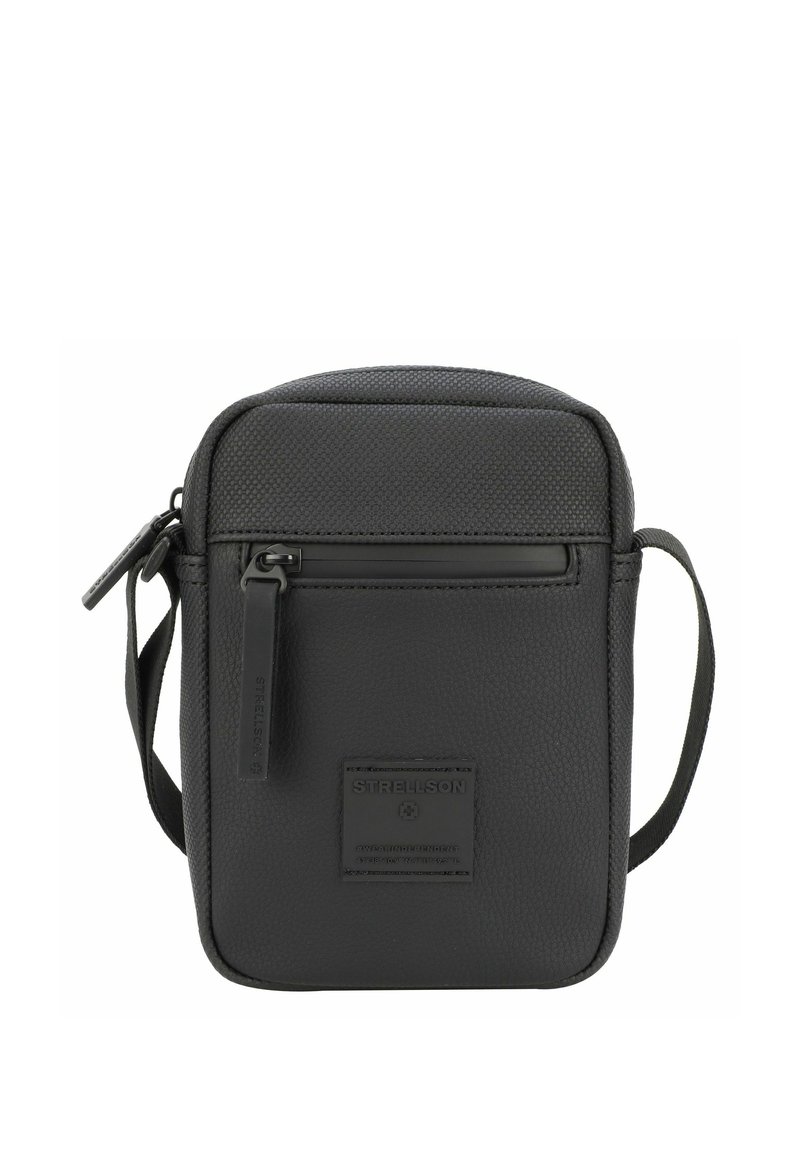 Borsa a tracolla nera realizzata in ecopelle testurizzata, con chiusura a zip, tracolla regolabile e una patch logo anteriore. Forma rettangolare compatta.