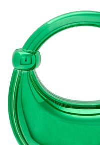 Grøn transparent håndtaske med en glat, afrundet form og et buet håndtag. Har en blank overflade og subtile kanter for tekstur.