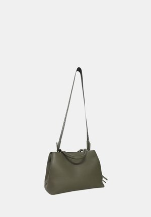 Borsa a mano in pelle verde oliva, con trama, due manici corti e una lunga tracolla regolabile appesa su uno sfondo bianco.