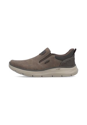 Chaussure décontractée marron à enfiler, avec semelle rembourrée, panneaux latéraux élastiques et détails de marque sur la tige et le col du talon.