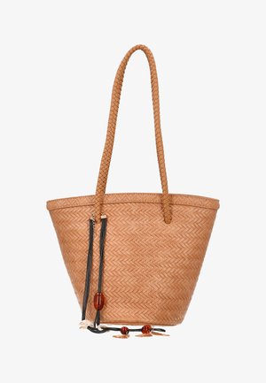 Tan gekleurde geweven handtas met gevlochten handvatten, zwarte tassels, barnstenen kralen en kleine bedeltjes die aan één zijde hangen.