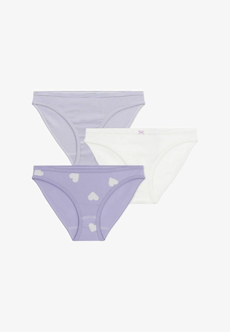 Drei Paare Damenunterhosen: eine lavendelfarben gestreifte, eine einfarbig weiße mit einem kleinen lila X und eine lavendelfarben mit weißen Herzmustern.