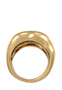 Guldtonet ring med en glat, rund form. Har en blank finish og en tyk bredde for en dristig silhuet. Ingen synlige indgraveringer eller mønstre.