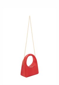 Rød plastik håndtaske med et geometrisk design, der har et cirkulært udskæringshåndtag og en guldkæde-strop. Glat tekstur og moderne form.