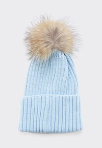 Berretto a maglia di colore azzurro chiaro con risvolto a costine e un grande pom-pom di pelliccia sintetica e morbida sulla parte superiore. Texture morbida e design casual.