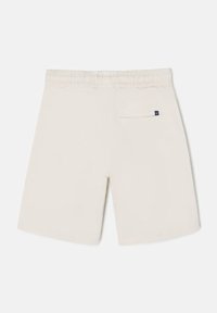 Pantalones cortos color crema hechos de tela ligera, con una cinturilla elástica y un único bolsillo trasero con un pequeño acento de logo.