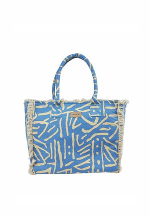 Borsa tote blu con motivi astratti beige, bordi sfrangiati, doppi manici e una piccola toppa rettangolare con logo "VERDE" sul davanti.