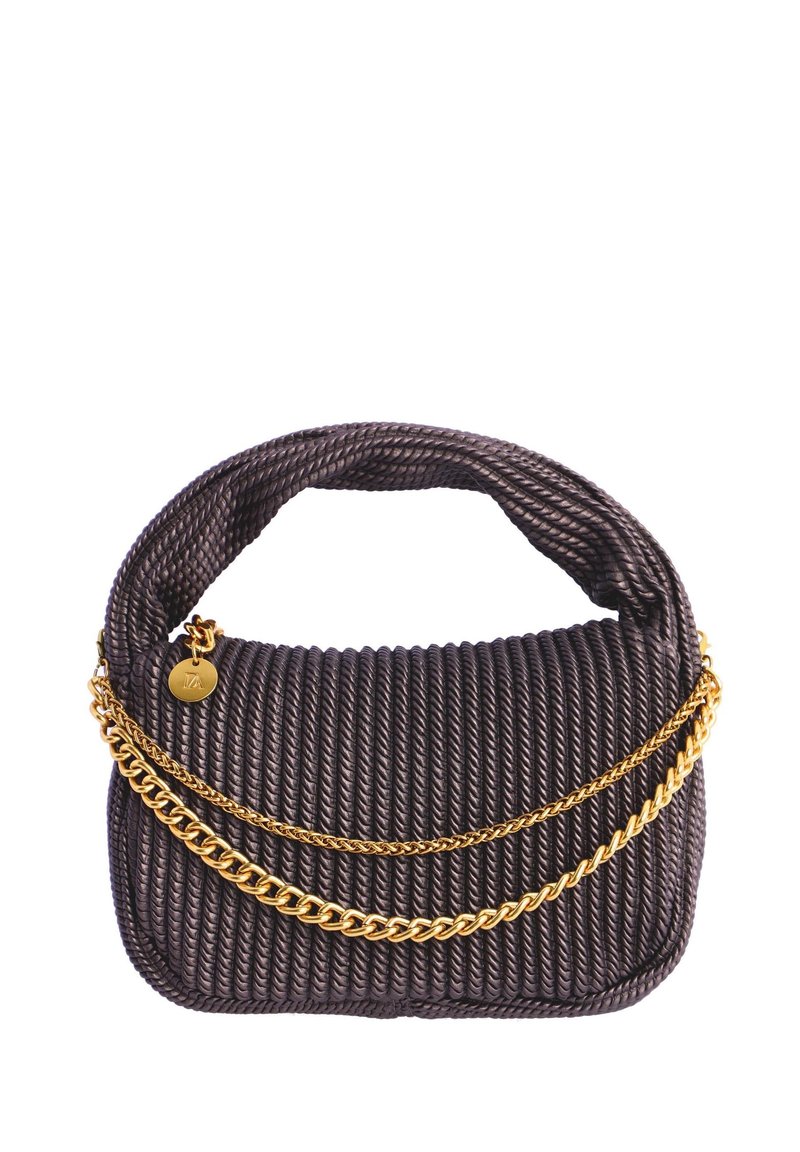 Bolso de mano de color púrpura oscuro con textura, hecho de material trenzado, que presenta un asa corta y acentos de cadena dorada en la parte delantera.