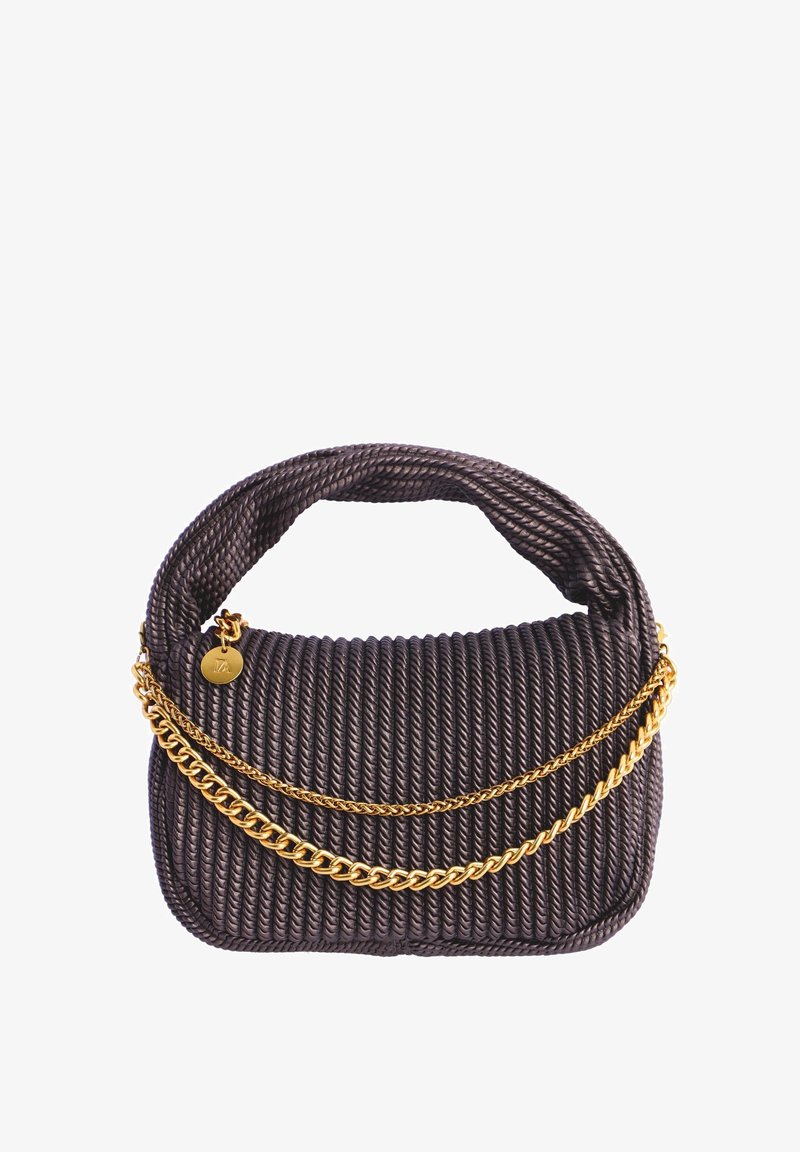 Bolso de mano de color púrpura oscuro con textura, hecho de material trenzado, que presenta un asa corta y acentos de cadena dorada en la parte delantera.