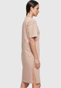 Merchcode MOTHERS DAY - SHE IS OVERSIZED SLIT - Kjole - duskrose