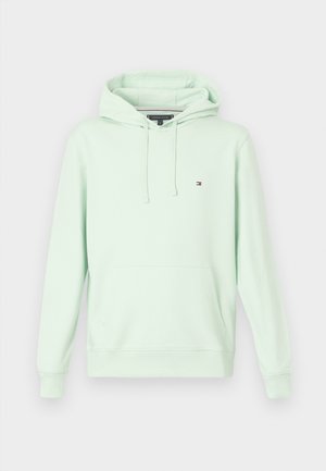 Miętowa bluza z kapturem, wykonana z miękkiego materiału, z kieszenią z przodu, sznurkami i małym, haftowanym logo na lewej piersi.