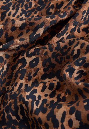 Tessuto con stampa leopardata caratterizzato da una superficie liscia e texturizzata. Il motivo include grandi macchie nere su uno sfondo marrone caldo.