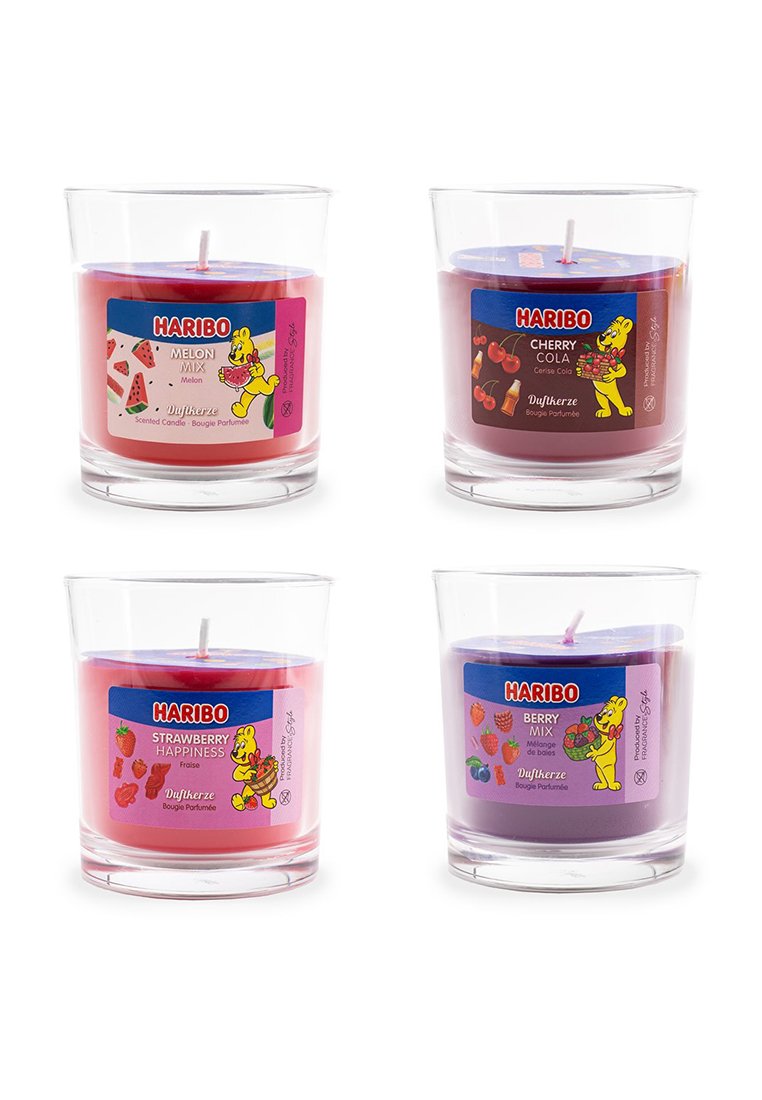 Cuatro velas aromáticas de cristal en varios colores: rosa para "Mezcla de Melón", púrpura para "Mezcla de Bayas", roja para "Cola de Cereza", rosa para "Felicidad de Fresa".