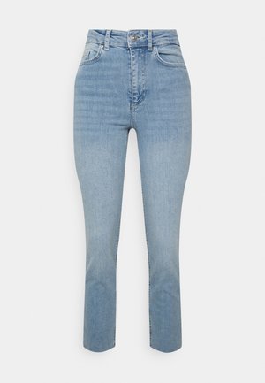 Vaqueros de mezclilla azul claro con cintura alta, corte ajustado y longitud recortada, con diseño estándar de cinco bolsillos y cierre de botón metálico.