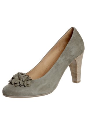 Grüne Wildleder-Pumps mit hohen Absätzen und floralem Akzent an der Zehe, runder Zehenform und einem gemusterten Holzabsatz.