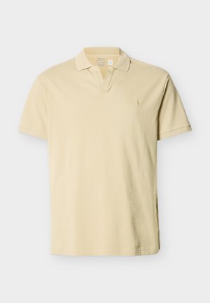 Beež lühikeste varrukatega polo särk soonikkoega krae, V-kaelusega avause ja vasakul rinnal peene tikitud logoga.