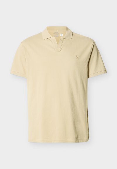 Μπεζ κοντομάνικο πόλο με ριμπ γιακά, άνοιγμα σε σχήμα V και διακριτικό κεντητό λογότυπο στο αριστερό στήθος.