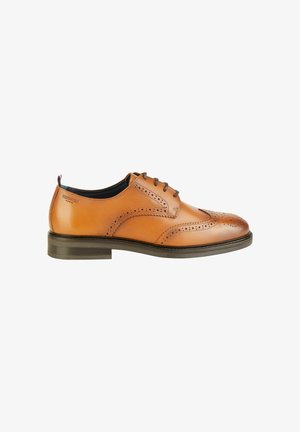 Tan leren dresschoenen met brogue-details, vijf oogjes en een bruine zool. Glad oppervlak met een lichte glans.