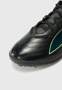 Puma ULTRA 6 PLAY - Turf football boots - black/fizzy light/green terrain