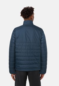 Navyblaue gepolsterte Jacke mit hohem Kragen, versehen mit horizontalen Steppnähten, langen Ärmeln und geradem Schnitt.