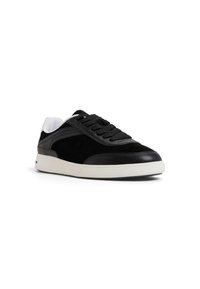 Czarne sneakersy wykonane z zamszu i skóry, z białą podeszwą, okrągłym noskiem i klasycznym sznurowanym zapięciem. Minimalistyczny styl z kontrastującymi kolorami.