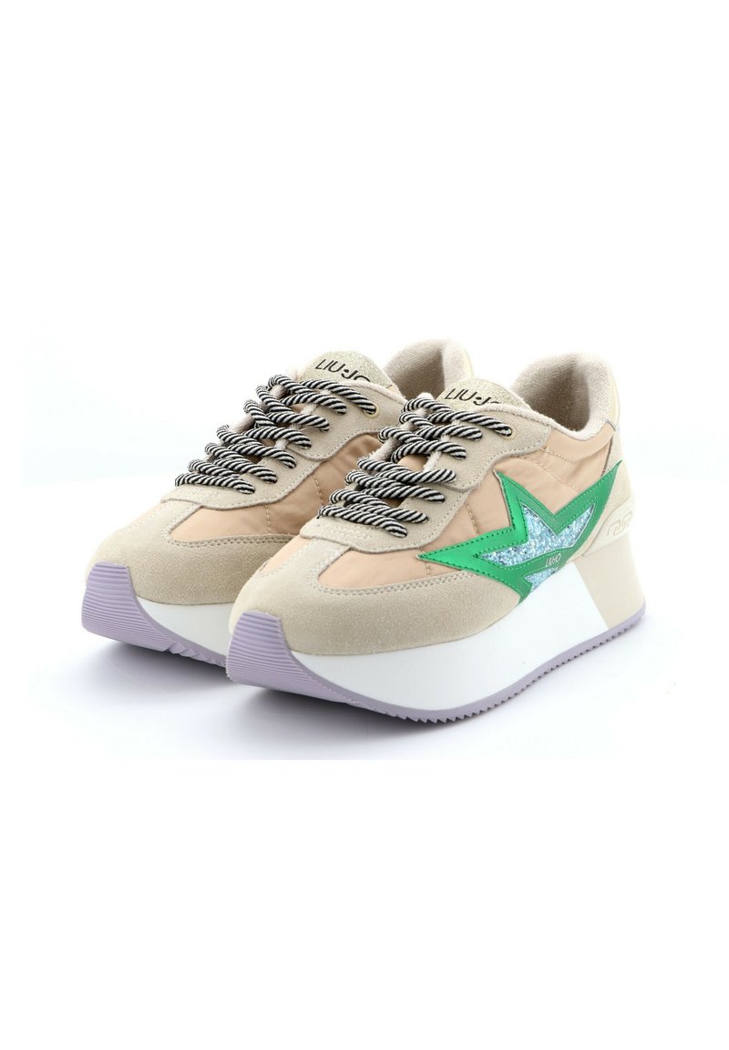 Zapatillas de plataforma beige y marrón con cordones de rayas blancas y negras y acentos en forma de estrella verde en los costados.