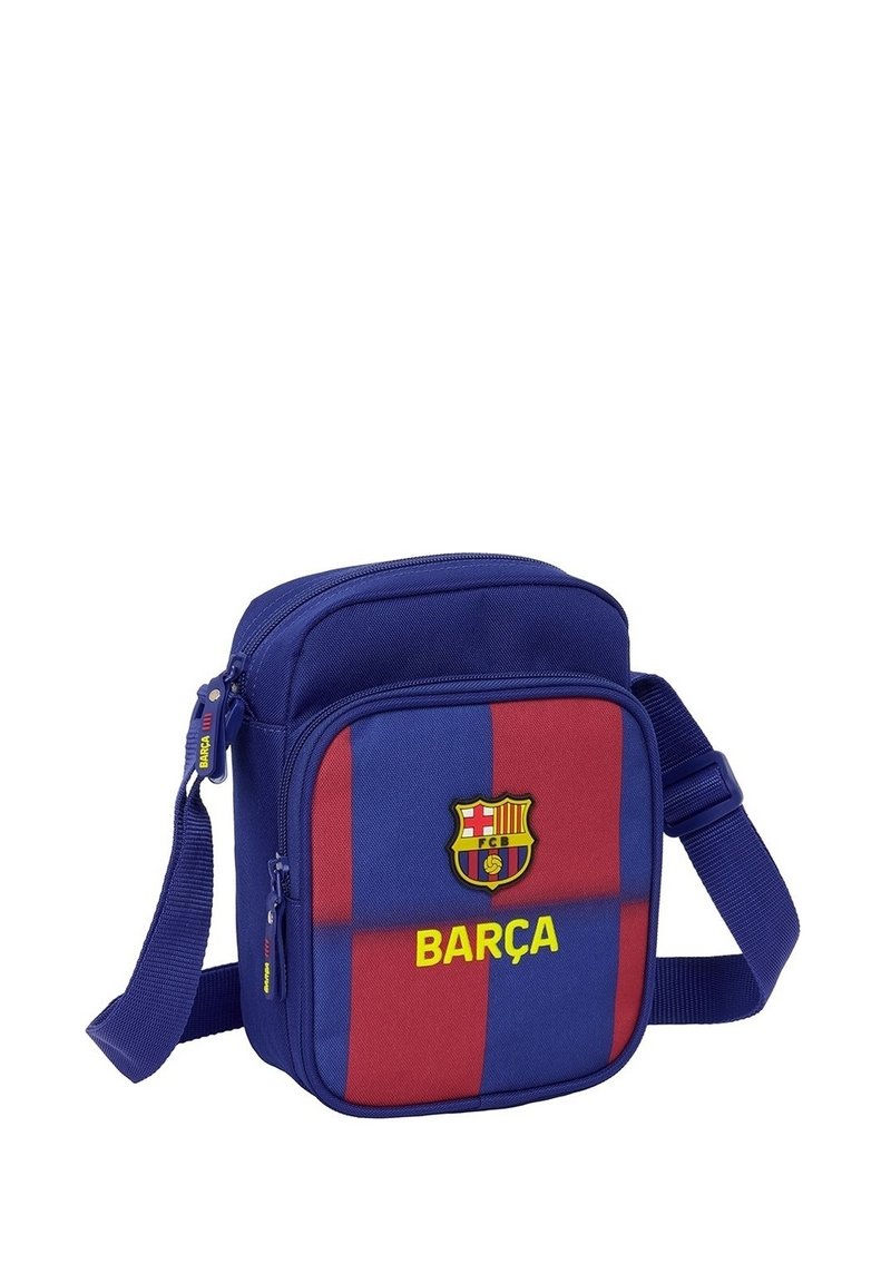 Torba w niebiesko-czerwany wzór krzyżykowy z regulowanym paskiem, z logo Barça i żółtym napisem "BARÇA" z przodu. Zamek błyskawiczny.