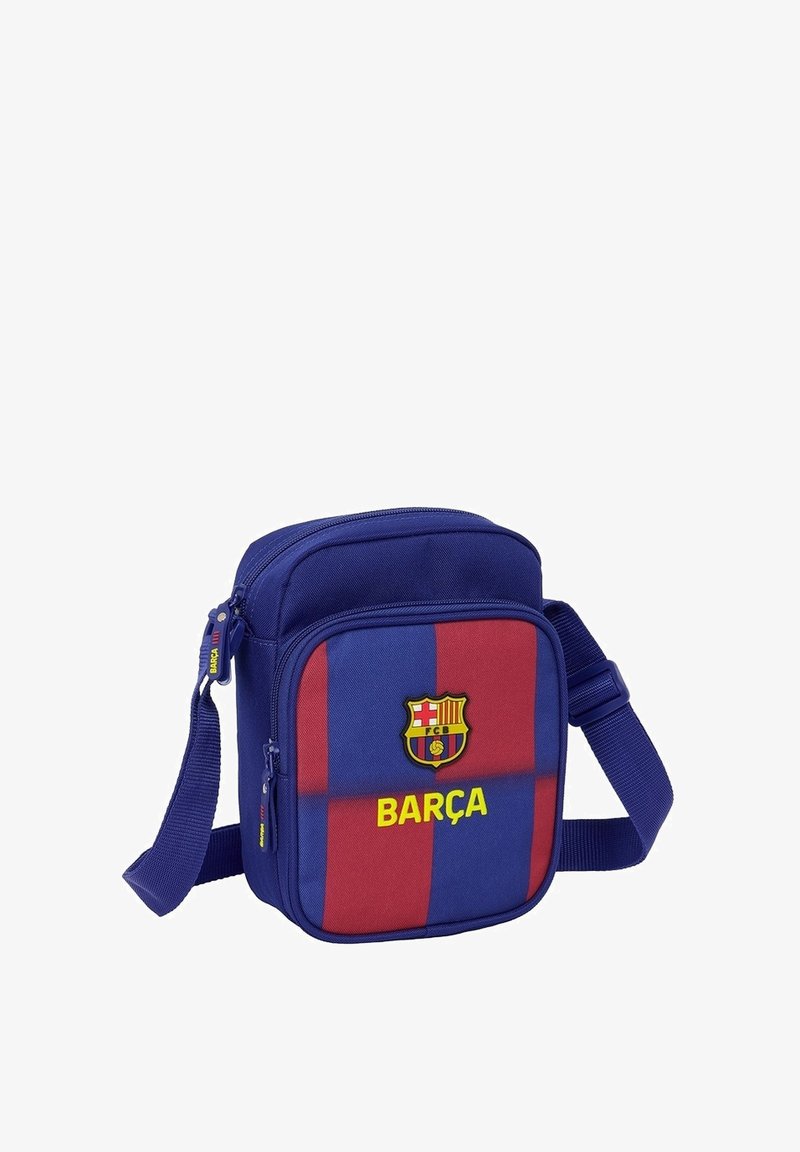 Torba w niebiesko-czerwany wzór krzyżykowy z regulowanym paskiem, z logo Barça i żółtym napisem "BARÇA" z przodu. Zamek błyskawiczny.