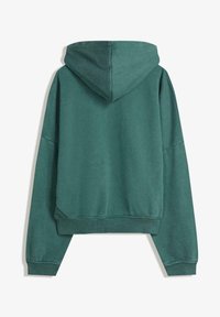 Zöld kapucnis pulóver puha anyagból, húzózsinórral ellátott kapucnival, esett vállakkal, valamint bordás mandzsettákkal és aljúval a laza fazon érdekében.