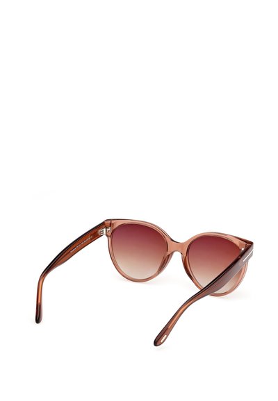 Kattöga-solglasögon med en genomskinlig brun ram, gradientlinser och mörkbruna randiga armar. Har silverdetaljer på gångjärnen.