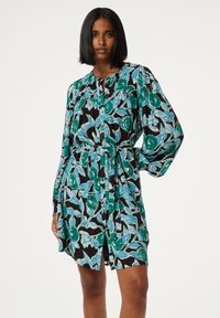 Blumenkleid mit schwarzem Hintergrund, grünen und blauen Blattmustern, langen Ärmeln und einem taillierten Bund mit Knopfverschluss.