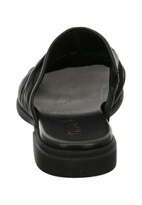 Sandale en cuir noir avec une texture lisse, un dos ouvert et une semelle intérieure rembourrée ; elle possède une large sangle sur le devant pour un soutien supplémentaire.