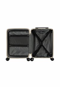 Cabinformaat koffer met een beige buitenkant en een grijze binnenkant, voorzien van gaaszakken, compressiebanden en vier zwarte wielen.