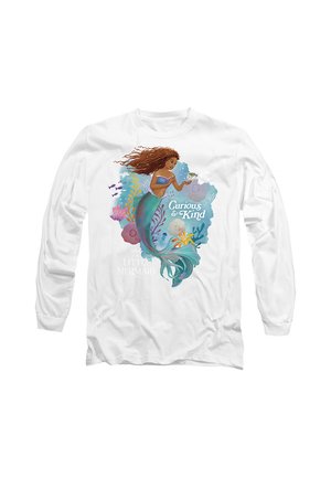 Langärmeliges weißes Hemd mit einer bunten Meerjungfrau, die einen Fisch hält, umgeben von Wasserpflanzen, mit dem Text "Curious & Kind" und "Little Mermaid."