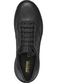 Sneaker nera in pelle con lacci in tessuto, superficie liscia e logo dorato. Presenta un design elegante e minimalista con collare imbottito.