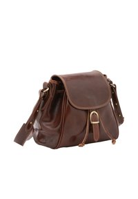 Borsa a mano in pelle marrone con forma arrotondata, chiusura a pattina, tracolla regolabile e dettaglio della fibbia in tonalità oro. Texture liscia con cuciture visibili.