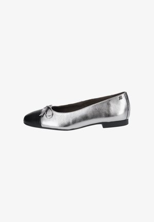 Bailarina de cuero plateado con puntera negra. Presenta un pequeño lazo en la parte delantera y un tacón plano y minimalista. Textura suave.