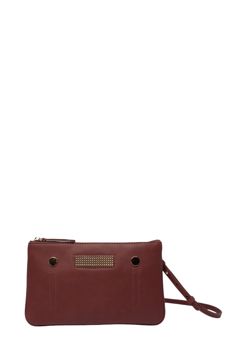 Bordeaux leren clutch met gouden accenten, ritssluiting en een textuurpaneel. Voorzien van een afneembare polsband en een platte vorm.
