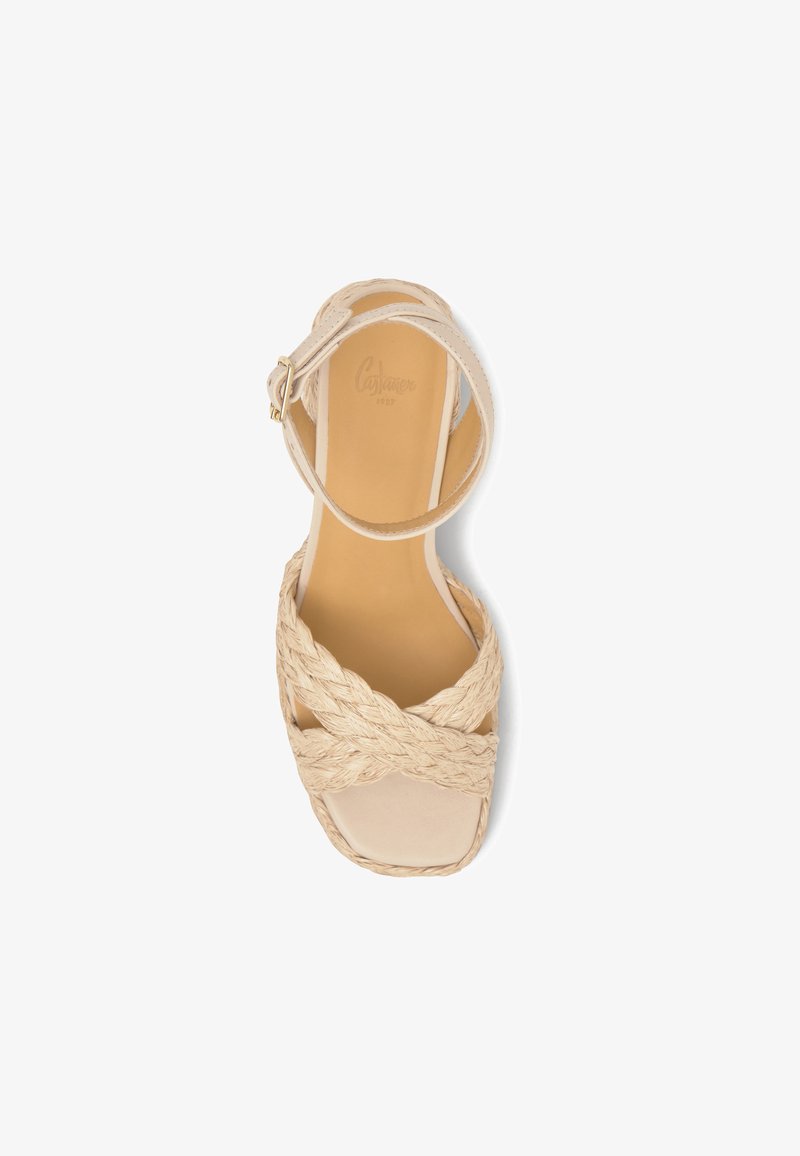 Sandale beige avec des brides tressées sur les orteils et une bride de cheville avec boucle, dotée d’un bout carré et d’une semelle intérieure matelassée.