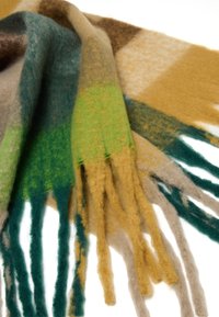 Sciarpa di lana con un motivo geometrico in tonalità di verde, marrone e beige, con lunghe frange lungo i bordi e una texture morbida.