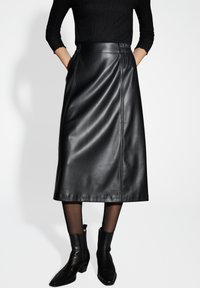 Unausgewählt, black